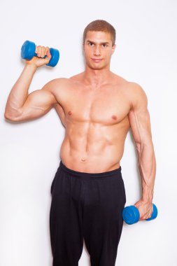 vücut egzersizleri dumbbells ile yapıyor
