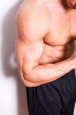 kaslarına gösterilen vücut geliştirmeci