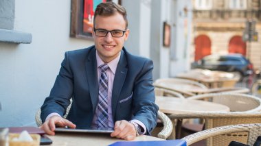 kafede tablet kullanarak iş adamı