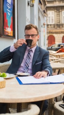 İş adamı kahve içiyor.