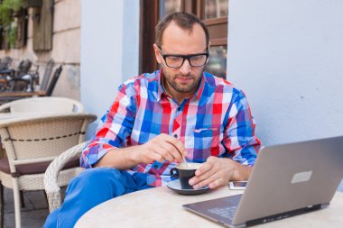 adam laptop ve kahve