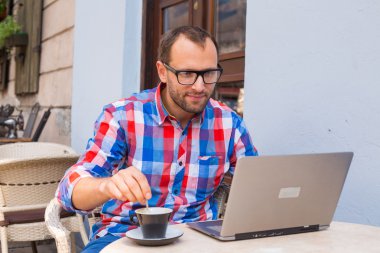 adam laptop ve kahve