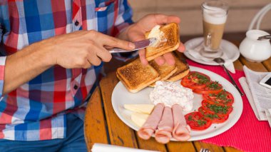 Erkek el Sandwich hazırlama