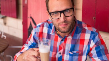 adam latte ile