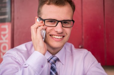 Akıllı telefonlu iş adamı