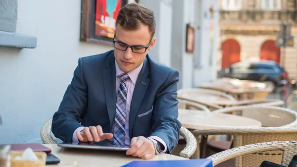 Uomo d'affari che utilizza tablet in caffè — Foto Stock