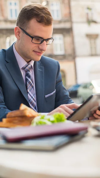 Geschäftsmann mit Tablet — Stockfoto