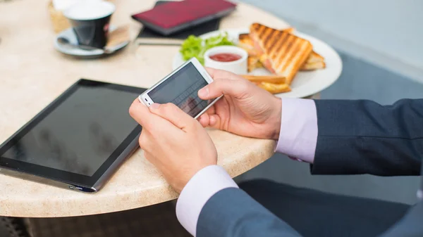 Podnikatel s tablety a smartphony — Stock fotografie