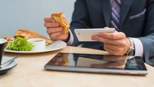 Affärsman med tablett och smartphone — Stockfoto