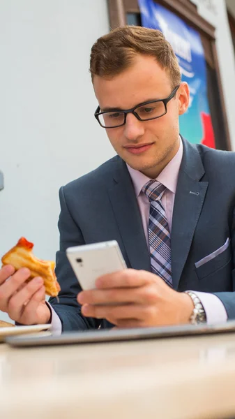 Hombre de negocios con teléfono móvil — Foto de Stock