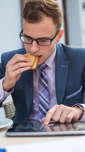 Businessman during breakfast — Stock Photo, Image