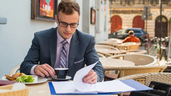 Zakenman ontbijten — Stockfoto