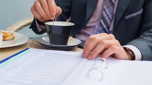 Affärsman omrörning kaffe — Stockfoto