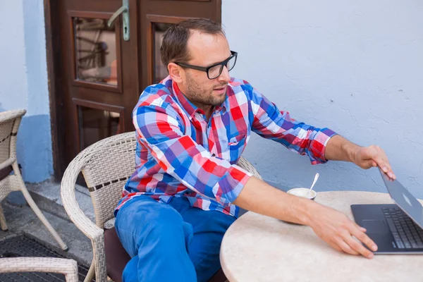 Uomo con laptop e caffè — Stockfoto