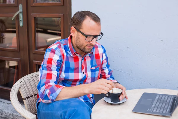 Uomo con laptop e caffè — Foto Stock