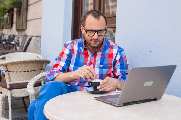 Hombre con portátil y café — Foto de Stock