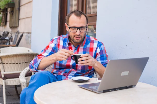 Hombre con portátil y café — Foto de Stock