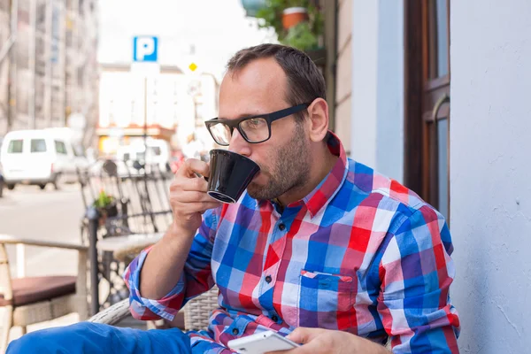 Mann mit Handy in Restaurant — Stockfoto