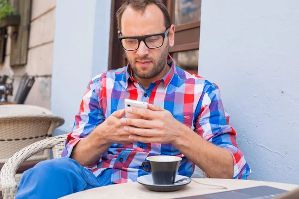 Man with mobile phone in restaurant — Stock Photo, Image