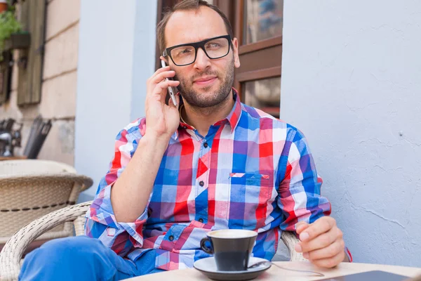 Мужчина говорит по мобильному телефону в ресторане — стоковое фото
