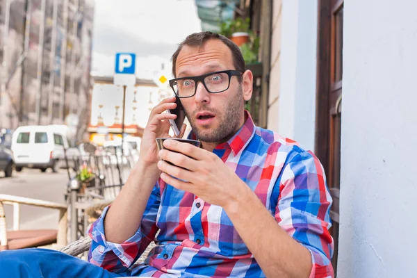 Hombre sorprendido en el teléfono — Foto de Stock