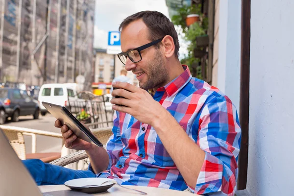 タブレットを使用して、コーヒーを飲む人 — ストック写真