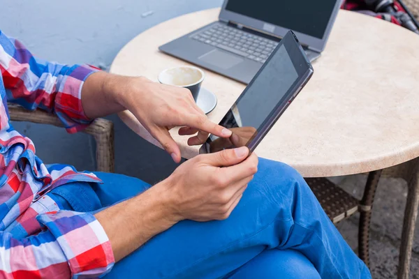 Händer som håller tablet PC — Stockfoto