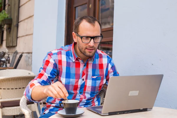 Hombre con portátil y café — Foto de Stock