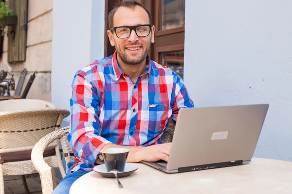 Uomo con laptop e caffè — Stockfoto