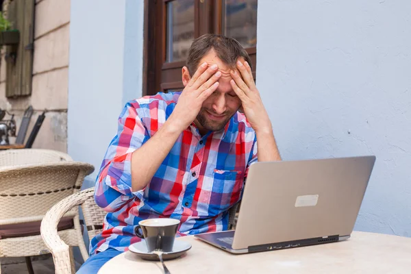 Homme fatigué dans le café — Photo