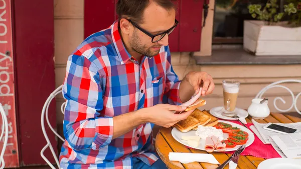 Man voorbereiding van sandwich — Stockfoto