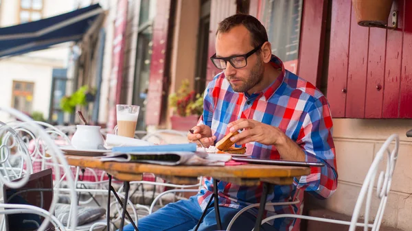 Man in restaurant — Stockfoto