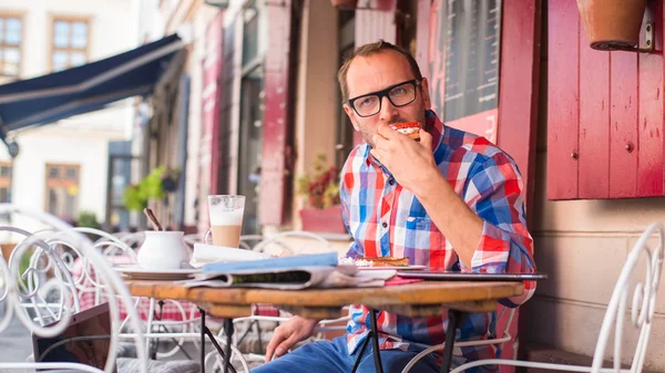 Homme mangeant un sandwich — Photo