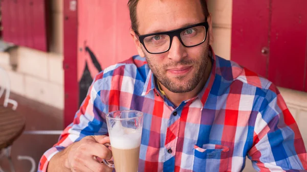 Man with latte — Stock Photo, Image