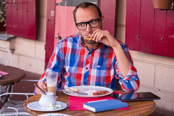 Young man eating — Stock Photo, Image