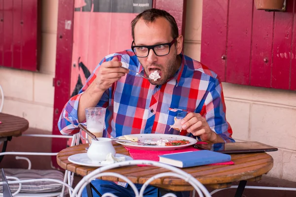 Young man eating — Stock Photo, Image