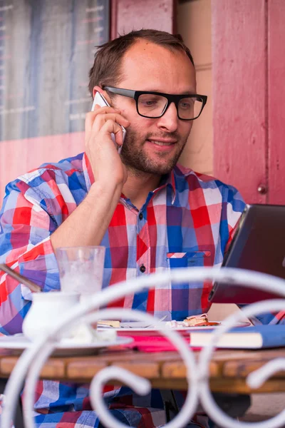 Uomo utilizzando tablet e telefono cellulare — Foto Stock