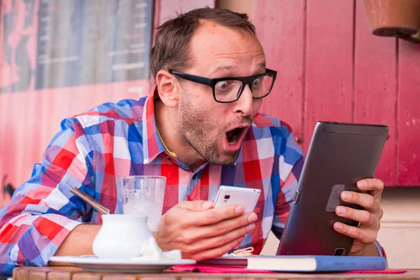 Man met Tablet PC en mobiele telefoon — Stockfoto