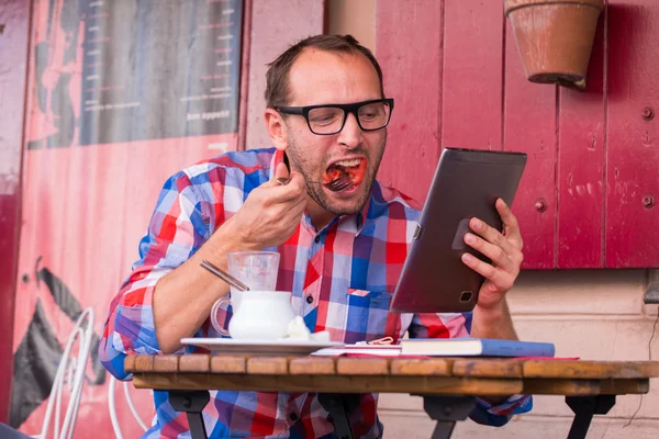 Man eten en met behulp van Tablet PC — Stockfoto