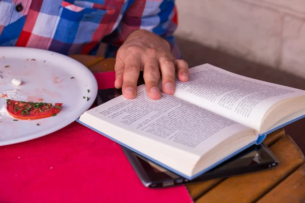 Man met boek — Stockfoto