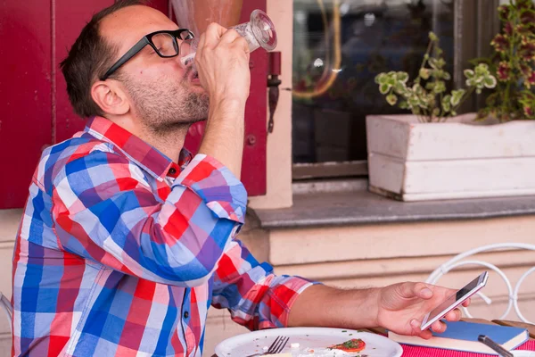 Man dricker kaffe — Stockfoto