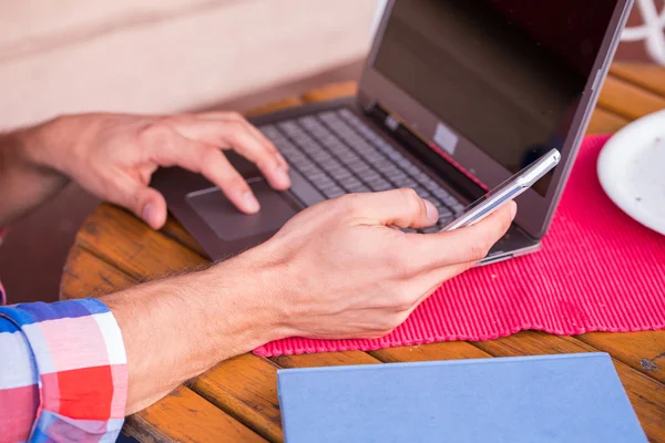 Man menggunakan laptop dan ponsel — Stok Foto