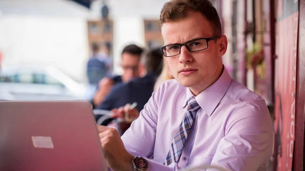 Geconcentreerde zakenman met laptop — Stockfoto