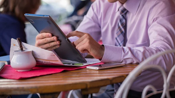 Empresário com tablet — Fotografia de Stock