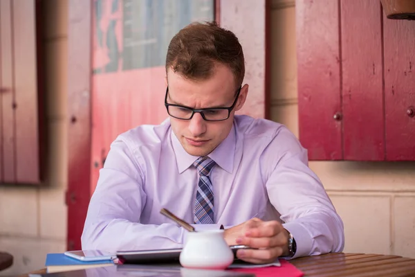 Geschäftsmann mit Tablet — Stockfoto