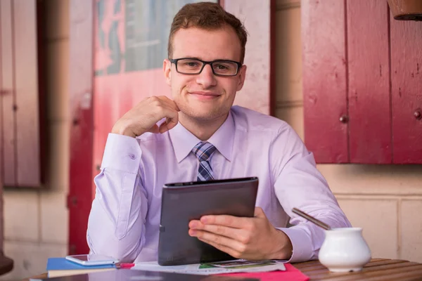 Geschäftsmann mit Tablet — Stockfoto