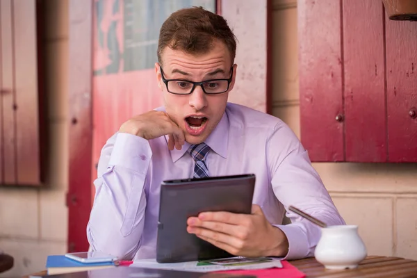 Hombre de negocios sorprendido con la tableta — Foto de Stock