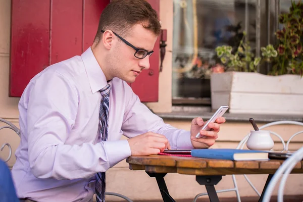 Zakenman met behulp van Tablet PC- en mobiele telefoon — Stockfoto