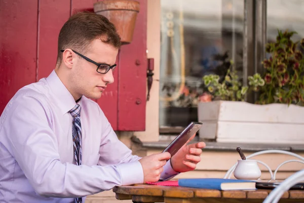 Empresario con tableta — Foto de Stock