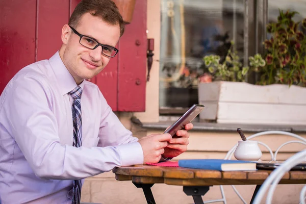 Biznesmen za pomocą tabletu — Zdjęcie stockowe